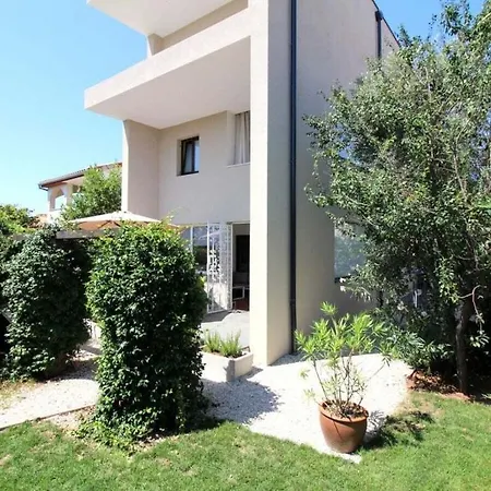 Ferienhaus Modern Holiday Carla With Garden Poreč