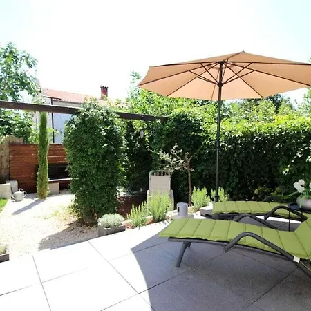 Ferienhaus Modern Holiday Carla With Garden Poreč
